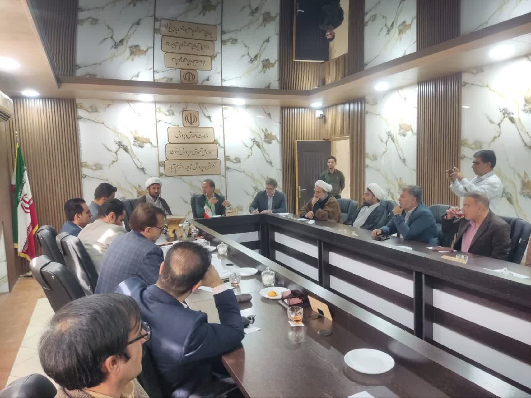 مدیران الگوی معروف در مدارس باشند.