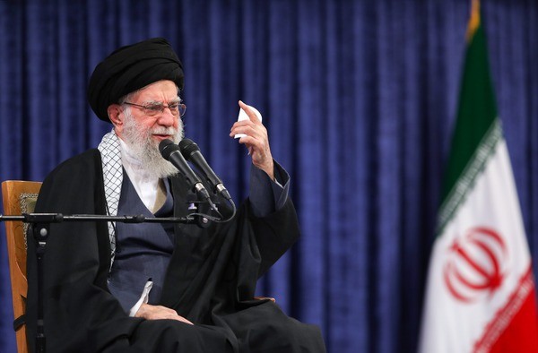 رهبر انقلاب: خطرناک‌تر از ناو، سلاحی است که آن را به قعر دریا می‌فرستد